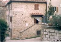 A 15 km da Cortona in posizione collinare, terratetto in pietra su tre livelli, situato in un piccolo borgo. Ristrutturato con gusto tipico delle case di campagna, riutilizzando tutti materiali originali. Fornito di elettricot&agrave;, acqua, pozzo, telefono e riscaldamento. Al piano terra taverna con arco centrale in mattoncini, scala interna; al piano primo scala esterna in pietra, cucina e soggiorno con camino; al piano secondo mezzanino di passaggio ( c&acute;&egrave; spazio per un letto singolo) camera matrimoniale, un bagno con doccia idromassaggio. Annesso di propriet&agrave; di 20 mq circa con zona cucina a legna e rimessaggio e terreno di 1000 mq circa con pozzo, pergolato, alberi da frutta, capanno in muratura per attrezzi.La superficie totale della casa &egrave; di 80mq.